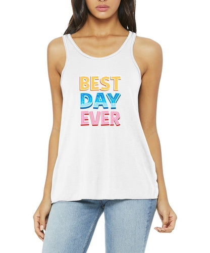 Best Day Ever BELLA+CANVAS® Camiseta sin mangas con espalda cruzada fluida para mujer